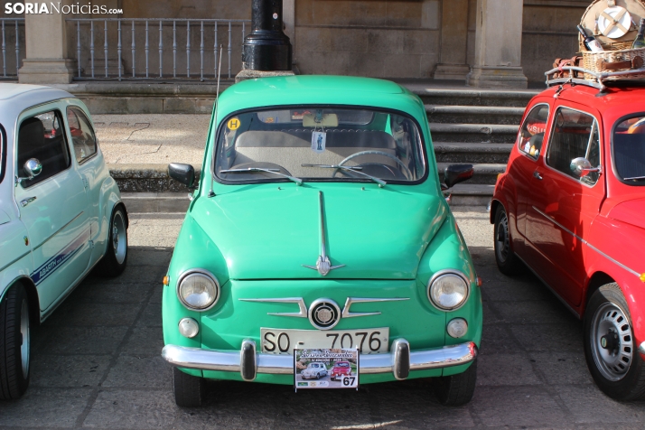 En im&aacute;genes: Casi un centenar de Seat 600 inundan la plaza Mayor de Soria