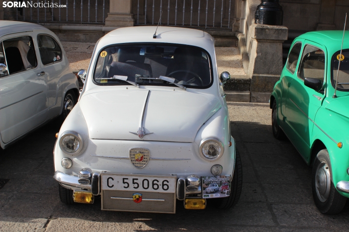 En im&aacute;genes: Casi un centenar de Seat 600 inundan la plaza Mayor de Soria