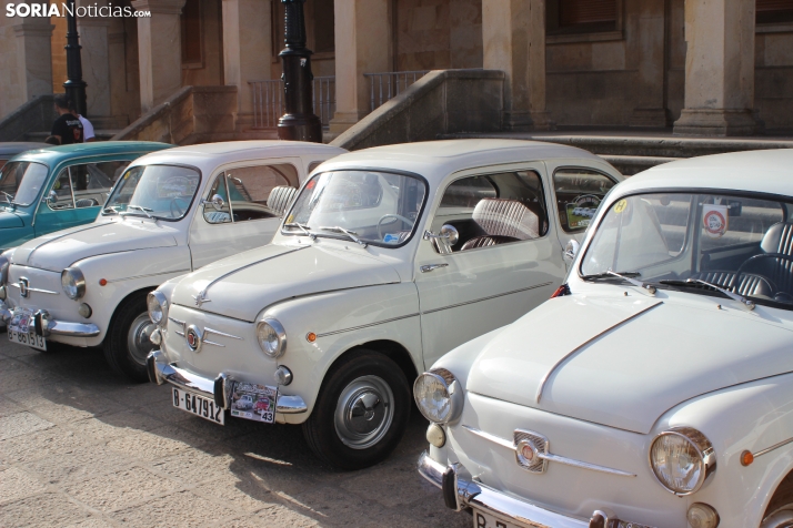 En im&aacute;genes: Casi un centenar de Seat 600 inundan la plaza Mayor de Soria
