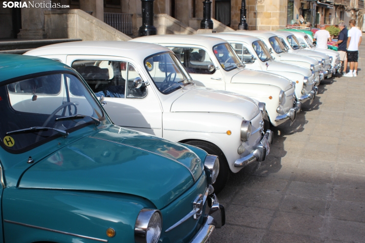 En im&aacute;genes: Casi un centenar de Seat 600 inundan la plaza Mayor de Soria