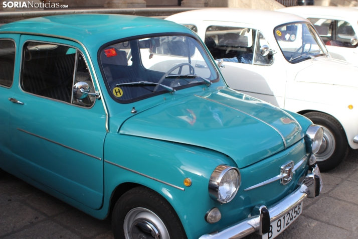 En im&aacute;genes: Casi un centenar de Seat 600 inundan la plaza Mayor de Soria