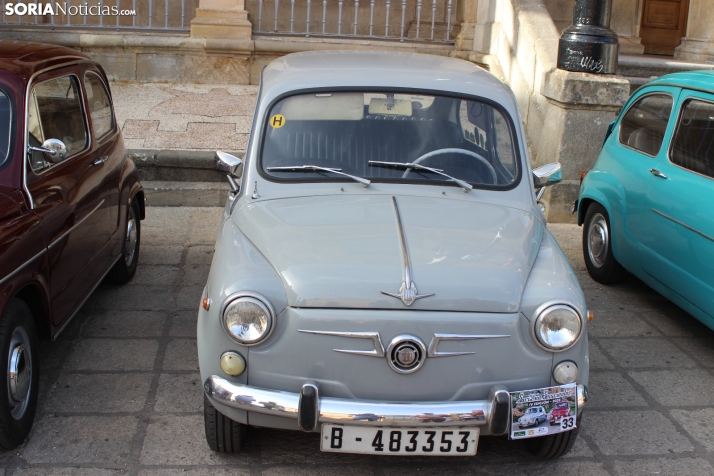 En im&aacute;genes: Casi un centenar de Seat 600 inundan la plaza Mayor de Soria