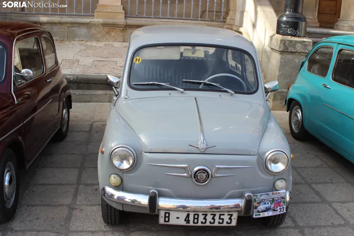 En im&aacute;genes: Casi un centenar de Seat 600 inundan la plaza Mayor de Soria