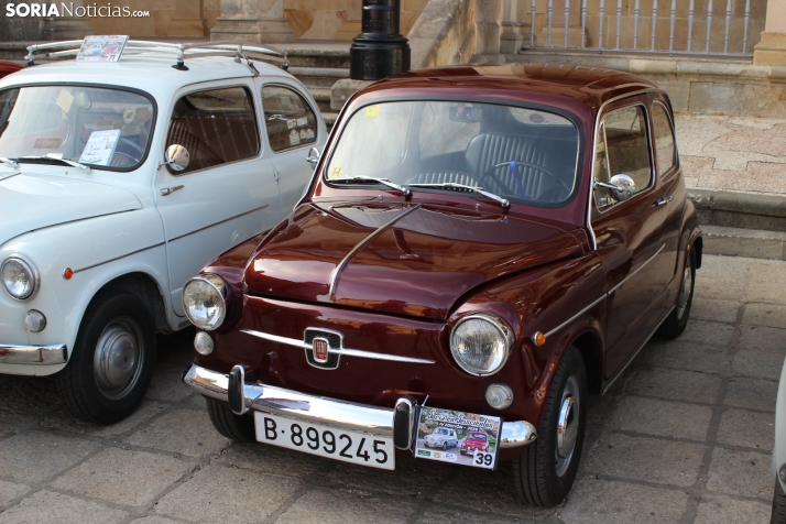 En im&aacute;genes: Casi un centenar de Seat 600 inundan la plaza Mayor de Soria
