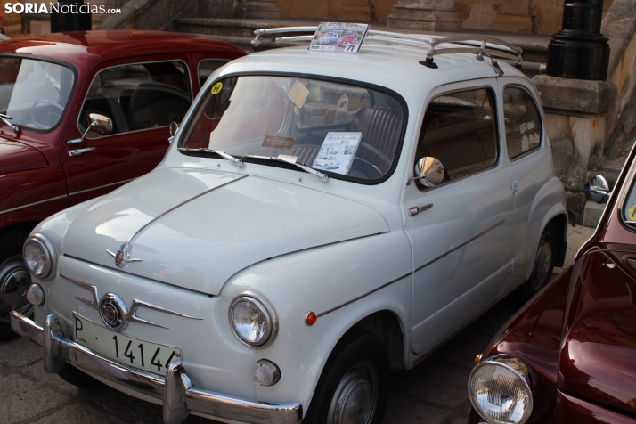 En im&aacute;genes: Casi un centenar de Seat 600 inundan la plaza Mayor de Soria