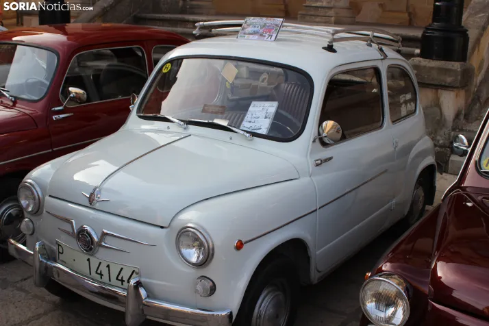 En im&aacute;genes: Casi un centenar de Seat 600 inundan la plaza Mayor de Soria