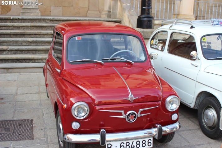 En im&aacute;genes: Casi un centenar de Seat 600 inundan la plaza Mayor de Soria