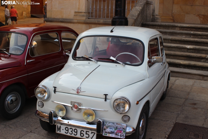 En im&aacute;genes: Casi un centenar de Seat 600 inundan la plaza Mayor de Soria