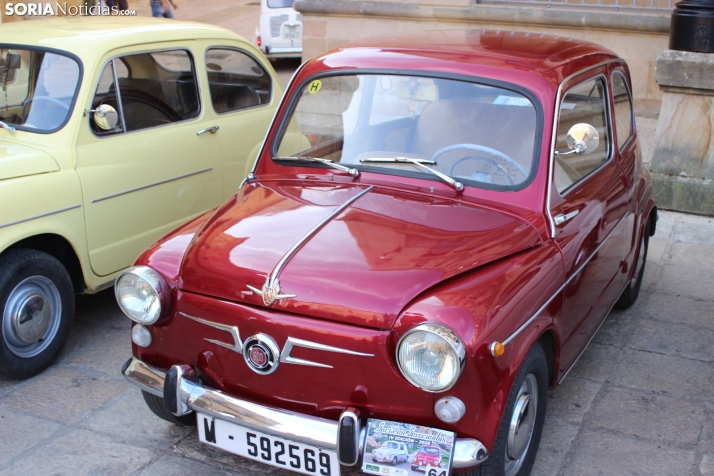 En im&aacute;genes: Casi un centenar de Seat 600 inundan la plaza Mayor de Soria