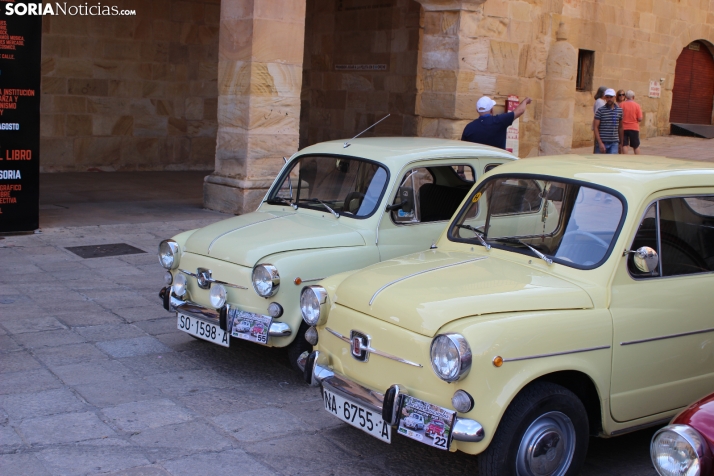 En im&aacute;genes: Casi un centenar de Seat 600 inundan la plaza Mayor de Soria
