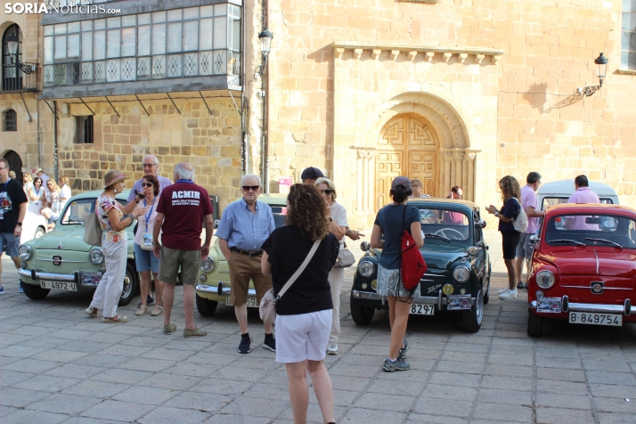 En im&aacute;genes: Casi un centenar de Seat 600 inundan la plaza Mayor de Soria