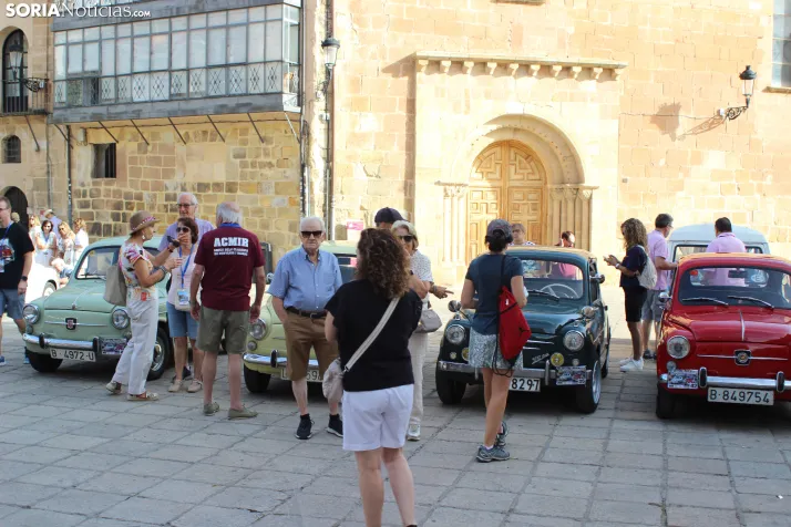 En im&aacute;genes: Casi un centenar de Seat 600 inundan la plaza Mayor de Soria