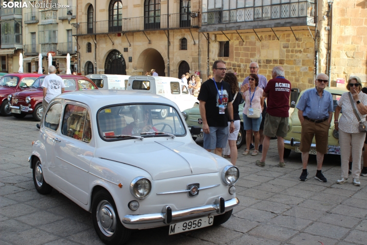 En im&aacute;genes: Casi un centenar de Seat 600 inundan la plaza Mayor de Soria
