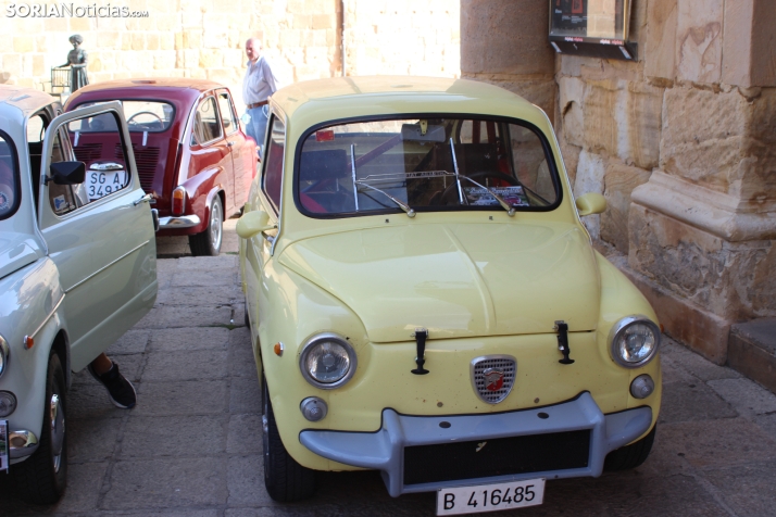 En im&aacute;genes: Casi un centenar de Seat 600 inundan la plaza Mayor de Soria
