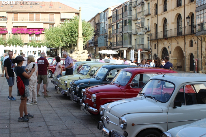 En im&aacute;genes: Casi un centenar de Seat 600 inundan la plaza Mayor de Soria