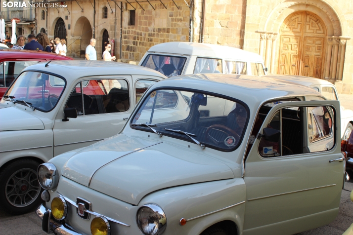 En im&aacute;genes: Casi un centenar de Seat 600 inundan la plaza Mayor de Soria