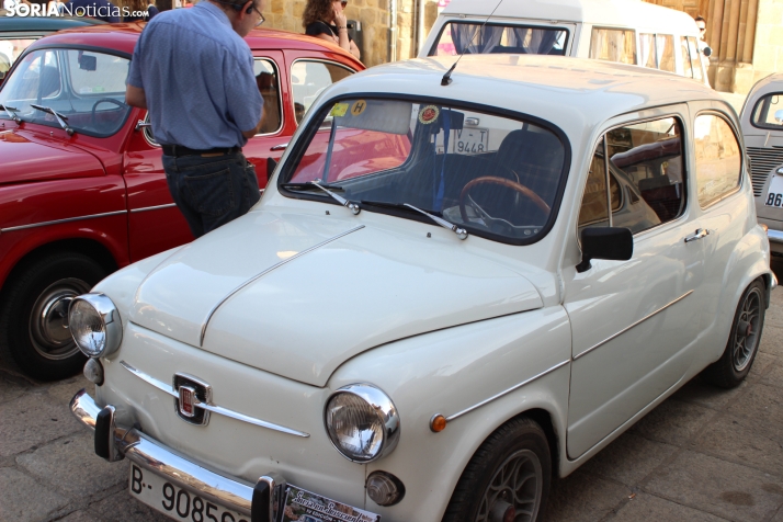 En im&aacute;genes: Casi un centenar de Seat 600 inundan la plaza Mayor de Soria