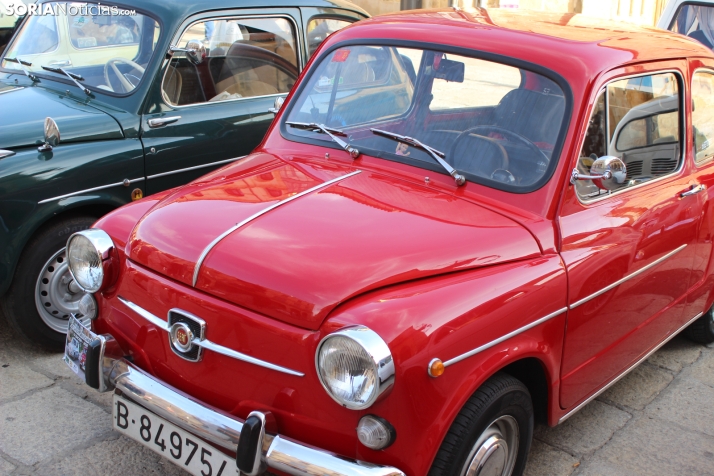 En im&aacute;genes: Casi un centenar de Seat 600 inundan la plaza Mayor de Soria