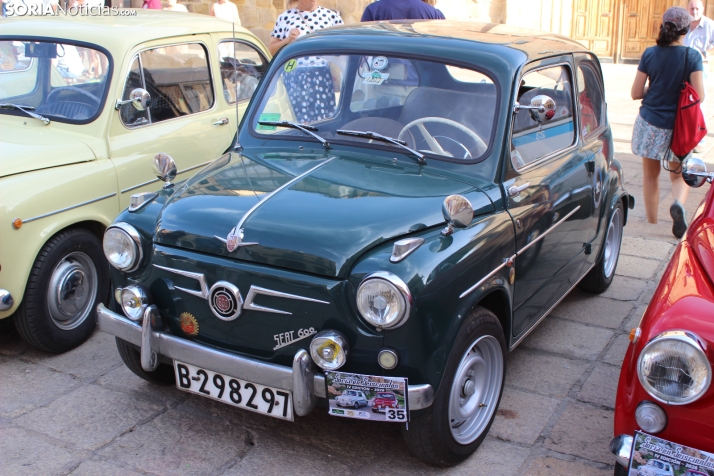 En im&aacute;genes: Casi un centenar de Seat 600 inundan la plaza Mayor de Soria