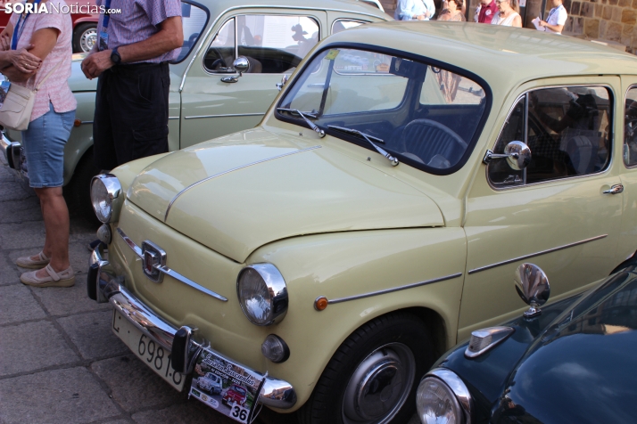 En im&aacute;genes: Casi un centenar de Seat 600 inundan la plaza Mayor de Soria