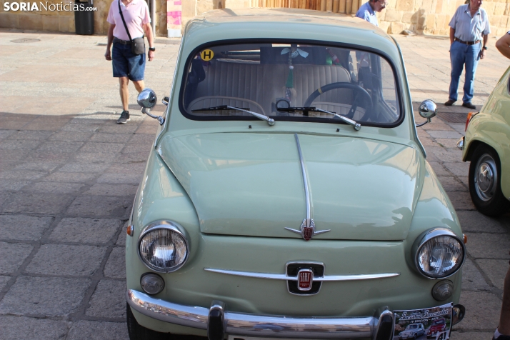 En im&aacute;genes: Casi un centenar de Seat 600 inundan la plaza Mayor de Soria