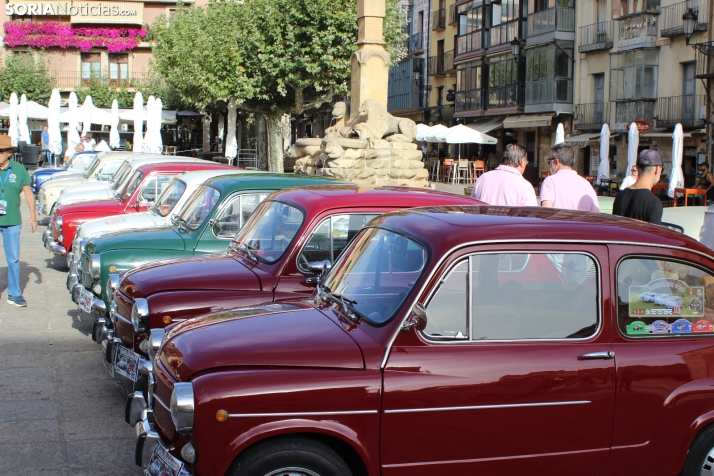 En im&aacute;genes: Casi un centenar de Seat 600 inundan la plaza Mayor de Soria