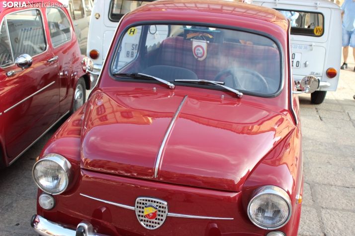 En im&aacute;genes: Casi un centenar de Seat 600 inundan la plaza Mayor de Soria