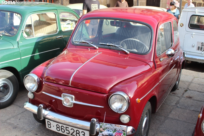 En im&aacute;genes: Casi un centenar de Seat 600 inundan la plaza Mayor de Soria