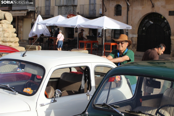 En im&aacute;genes: Casi un centenar de Seat 600 inundan la plaza Mayor de Soria