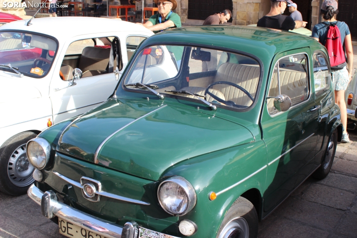 En im&aacute;genes: Casi un centenar de Seat 600 inundan la plaza Mayor de Soria