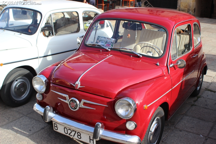 En im&aacute;genes: Casi un centenar de Seat 600 inundan la plaza Mayor de Soria