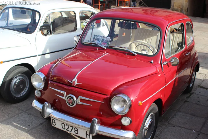 En im&aacute;genes: Casi un centenar de Seat 600 inundan la plaza Mayor de Soria