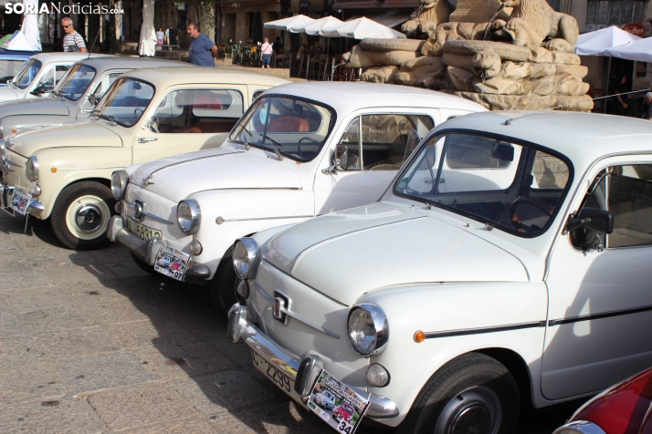 En im&aacute;genes: Casi un centenar de Seat 600 inundan la plaza Mayor de Soria