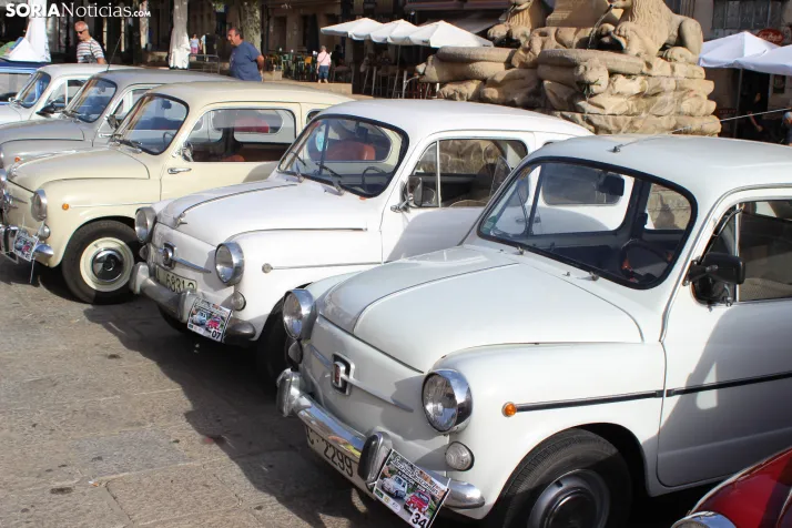 En im&aacute;genes: Casi un centenar de Seat 600 inundan la plaza Mayor de Soria