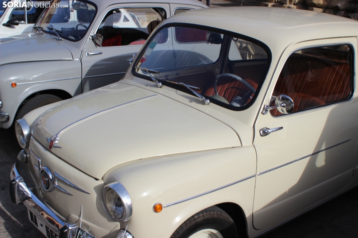 En im&aacute;genes: Casi un centenar de Seat 600 inundan la plaza Mayor de Soria