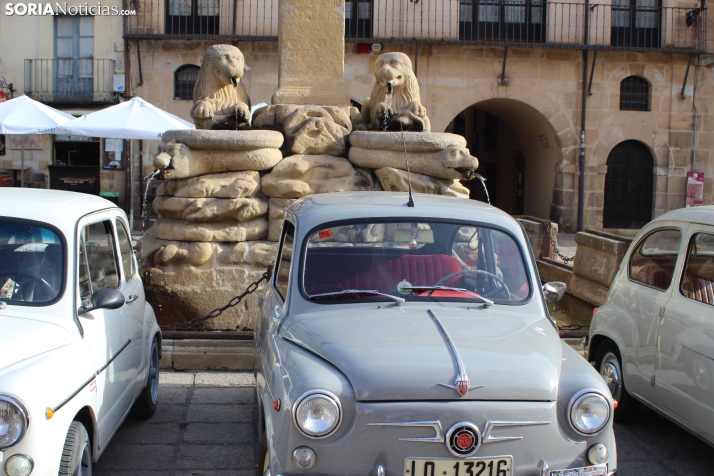 En im&aacute;genes: Casi un centenar de Seat 600 inundan la plaza Mayor de Soria
