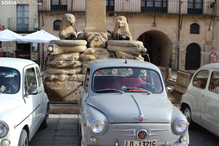 En im&aacute;genes: Casi un centenar de Seat 600 inundan la plaza Mayor de Soria