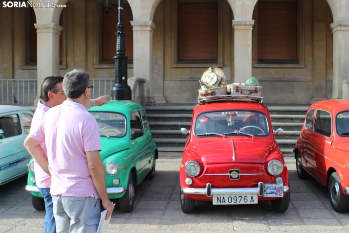 En im&aacute;genes: Casi un centenar de Seat 600 inundan la plaza Mayor de Soria