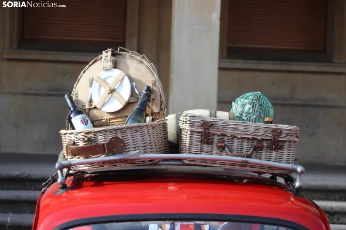 En im&aacute;genes: Casi un centenar de Seat 600 inundan la plaza Mayor de Soria