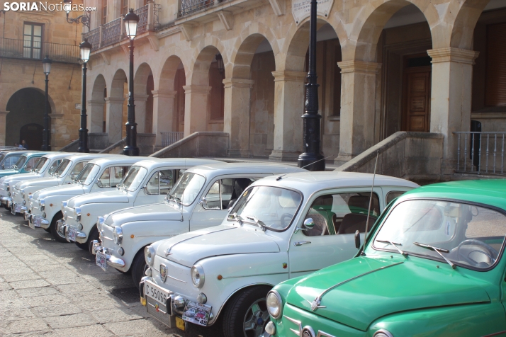 En im&aacute;genes: Casi un centenar de Seat 600 inundan la plaza Mayor de Soria