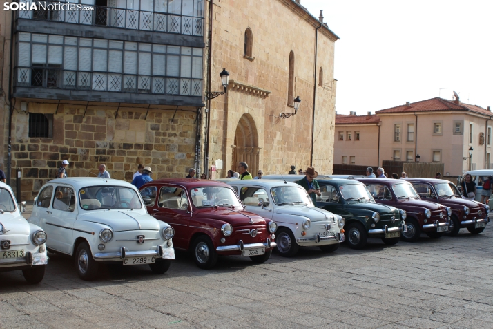 En im&aacute;genes: Casi un centenar de Seat 600 inundan la plaza Mayor de Soria