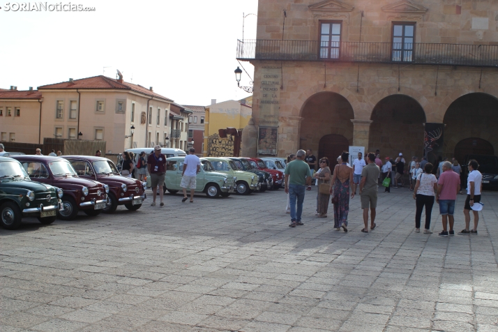 En im&aacute;genes: Casi un centenar de Seat 600 inundan la plaza Mayor de Soria