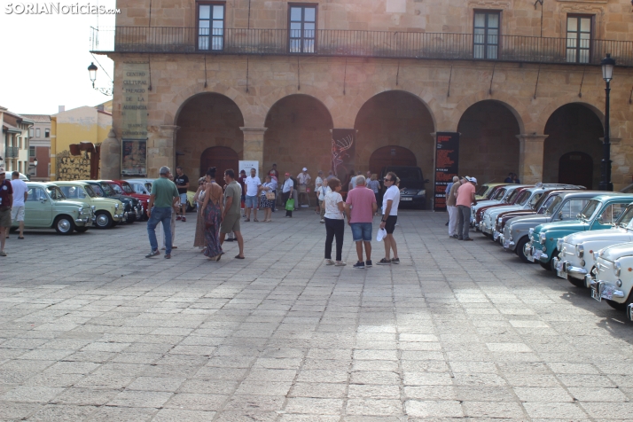 En im&aacute;genes: Casi un centenar de Seat 600 inundan la plaza Mayor de Soria