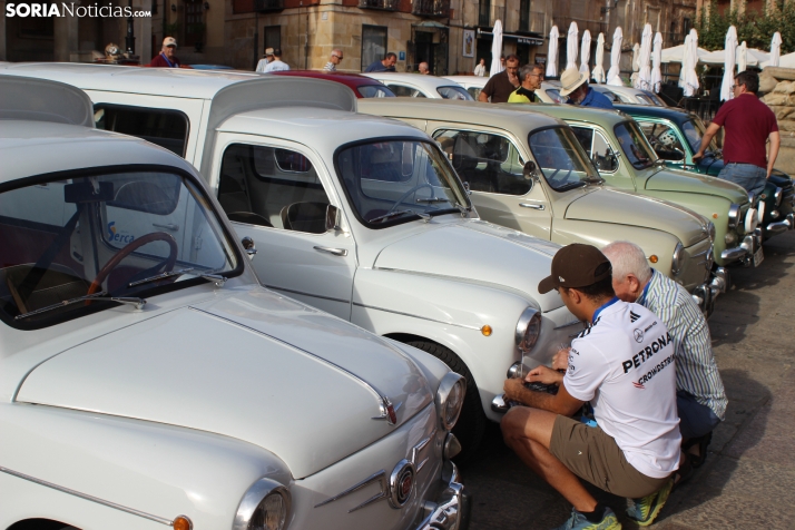 En im&aacute;genes: Casi un centenar de Seat 600 inundan la plaza Mayor de Soria