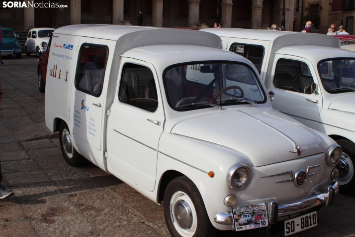 En im&aacute;genes: Casi un centenar de Seat 600 inundan la plaza Mayor de Soria