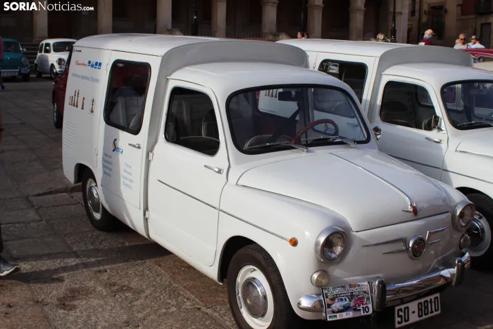 En im&aacute;genes: Casi un centenar de Seat 600 inundan la plaza Mayor de Soria