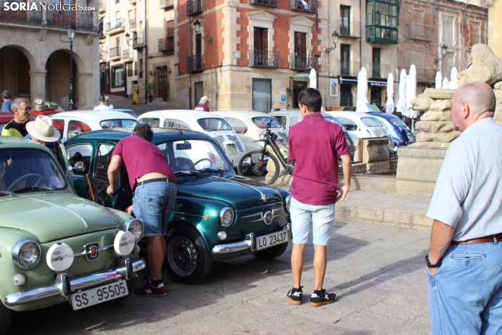 En im&aacute;genes: Casi un centenar de Seat 600 inundan la plaza Mayor de Soria