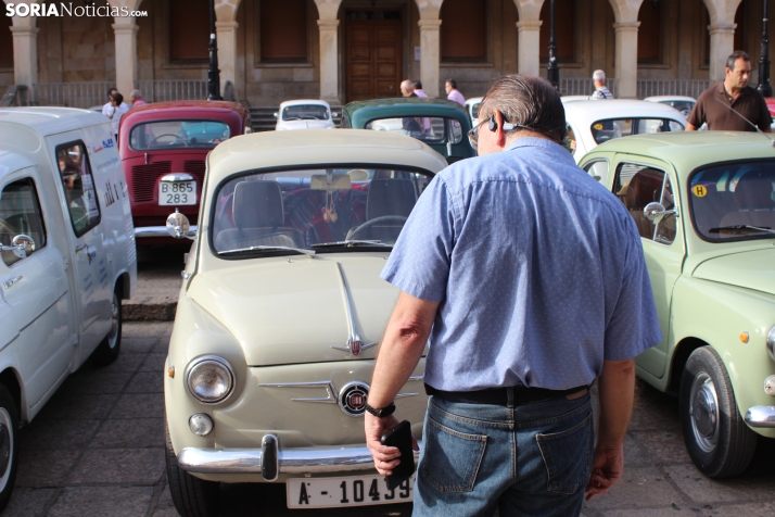 En im&aacute;genes: Casi un centenar de Seat 600 inundan la plaza Mayor de Soria