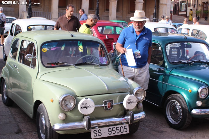 En im&aacute;genes: Casi un centenar de Seat 600 inundan la plaza Mayor de Soria