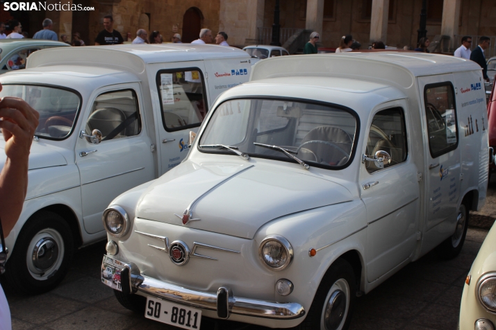 En im&aacute;genes: Casi un centenar de Seat 600 inundan la plaza Mayor de Soria